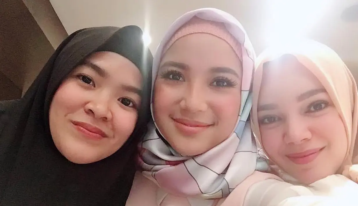 "Lagian kan kita udah dewasa, ga mungkin kita kalau punya keputusan mesti bilang ke teman-teman satu satu, kan engga tapi kan ketika bareng udah banyak yang kita obrolin," tutur Chacha Frederica. (Instagram/chafrederica)