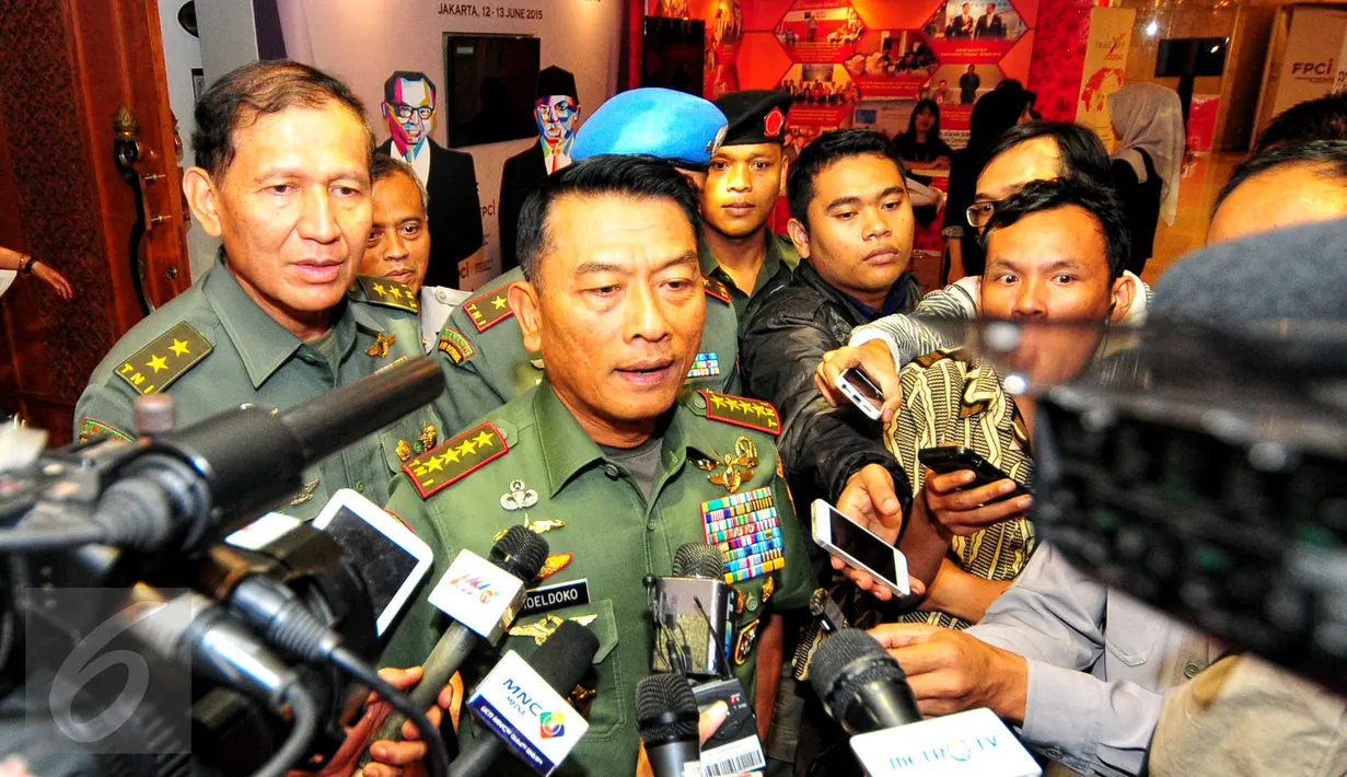 Panglima TNI Jenderal Moeldoko memberikan keterangan pers usai menghadiri acara Foreign Policy Community of Indonesia (FPCI), Jakarta, Jumat (12/6/2015). FPCI menilai Moeldoko telah ikut andil menjaga perdamaian dunia. (Liputan6.com/Yoppy Renato)