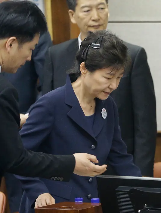 Mantan Presiden Korsel Park Geun-hye bersiap menjalani sidang perdana di Pengadilan Distrik Pusat Seoul, Korea Selatan (23/5). Wanita berusia 65 tahun tersebut menggunakan setelan warna biru tua. (AP Photo/Ahn Young-joon, Pool)