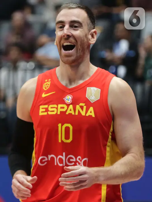 Pemain timnas basket Spanyol, Viktor Claver saat berlaga melawan Iran pada penyisihan Grup G FIBA World Cup 2023 di Indonesia Arena, Gelora Bung Karno, Jakarta, Rabu (30/8/2023). (Liputan6.com/Helmi Fithriansyah)