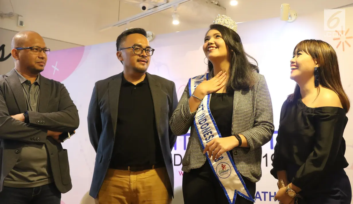 Ketum APJII  Jamalul Izza, Direktur Penyedia Ekosistem BAKTI Kominfo Danny Januar, Ketua Umum Sobat Cyber Indonesia Firna, Berbincang dengan Miss Internet Indonesia 2018 Nathasya Juli Silaen saat Media & Influencer Gathering Miss Internet 2019, Jakarta, Rabu (19/9/2019). (Liputan6.com/Angga Yuniar)