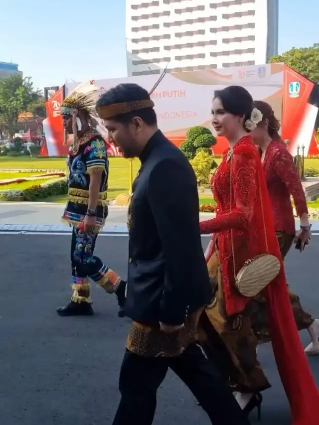 7 Potret Arumi Bachsin dan Emil Dardak Hadiri Upacara HUT RI di Gedung Merdeka Surabaya
