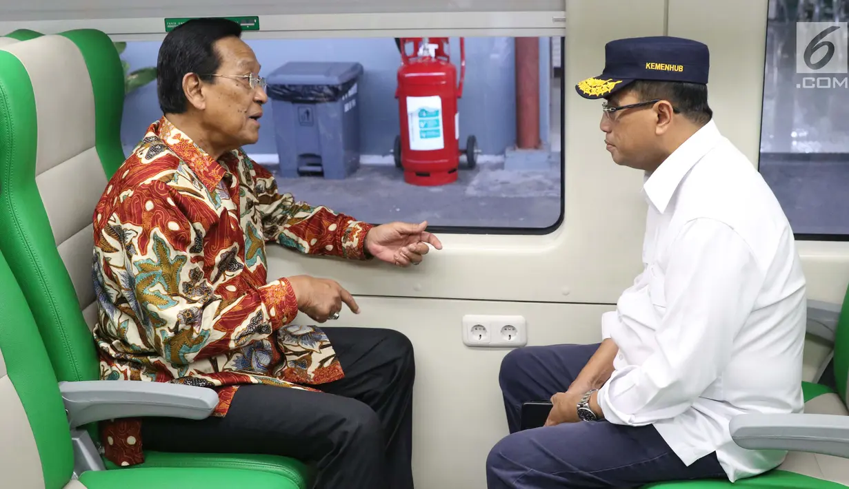 Menhub, Budi Karya Sumadi (kiri) bersama Gubernur DIY, Sri Sultan Hamengku Buwono X bincang jelang meninjau Bandara Internasional Yogyakarta, Kulon Progo, DI Yogyakarta, Rabu (24/4). Rencananya bandara ini mulai beroperasi, 29 April mendatang. (Liputan6.com/Helmi Fithriansyah)