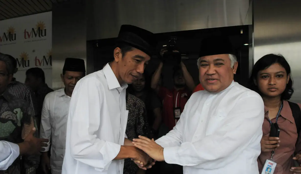 Capres Joko Widodo tampak bersalaman dengan Ketua Umum PP Muhammadiyah Din Syamsudin. (Liputan6.com/Herman Zakharia)