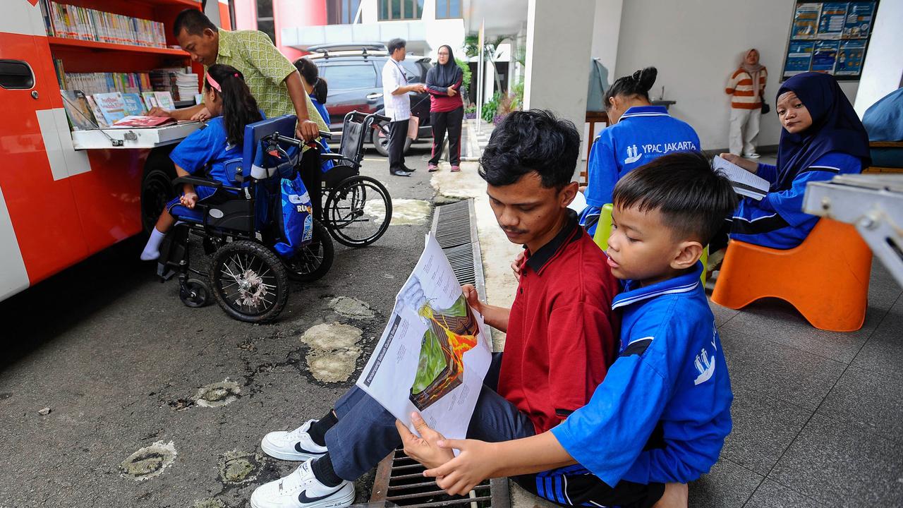 FOTO: Keseruan Penyandang Difabel Tingkatkan Minat Baca Lewat Perpustakaan Keliling
