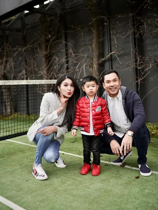 Untuk hasil OOTD keren, pastikan sepatu yang dipakai, terlihat bersih di foto. Mau pakai baju apa saja, hasilnya pasti keren-keren aja. (Foto: Instagram @sandradewi88)