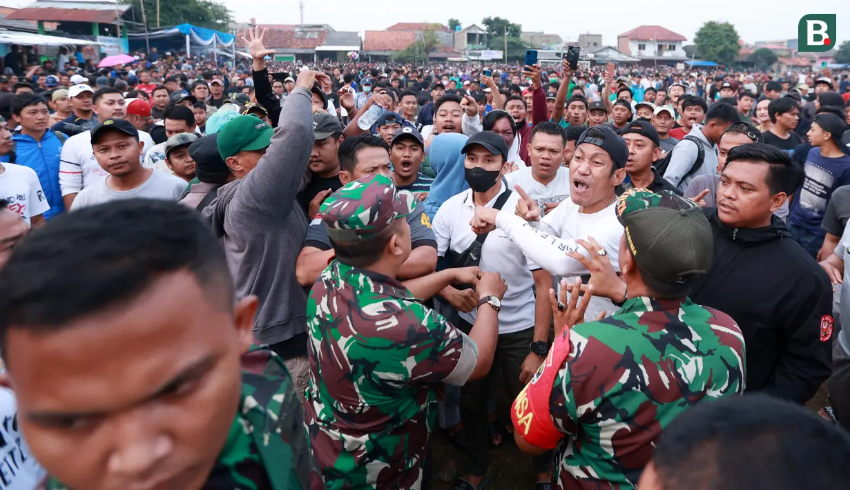Sejumlah suporter melakukan protes karena tak puas dengan keputusan wasit setelah pertandingan antara Kecamatan Ciputat FC melawan Denis FC di Lapangan Latus Jaya, Kedaung, Pamulang, Minggu (12/3/2023). (Bola.com/M Iqbal Ichsan)