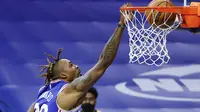 Pemain Philadelphia 76ers, Dwight Howard, melakukan dunk pada kuarter keempat pertandingan NBA menghadapi Indiana Pacers di Wells Fargo Center, Selasa (2/3/2021) pagi WIB. (TIM NWACHUKWU / GETTY IMAGES NORTH AMERICA / GETTY IMAGES VIA AFP)