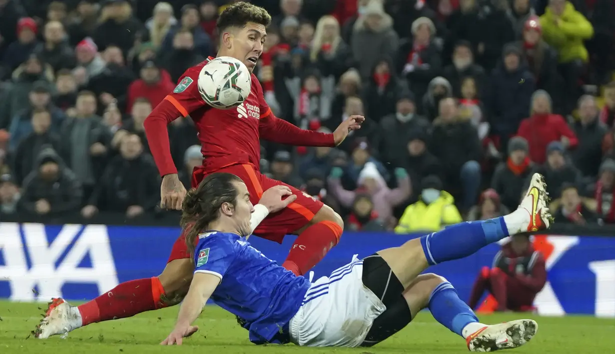 Bek Leicester City, Caglar Soyuncu berusaha merebut bola dari penyerang Liverpool, Roberto Firmino pada pertandingan perempat final Piala Liga Inggris di Stadion Anfield, Inggris, Kamis (22/12/2021). Di semi-final nanti, Liverpool akan menghadapi sesama klub Liga Primer Arsenal. (AP Photo/Jon Super)