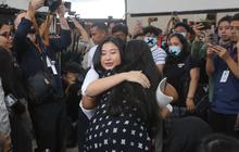 FOTO: Laras Faizati Bebas Bersyarat Usai Sidang Vonis Penghasutan