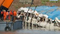 Kapal Dongfangzhixing atau Bintang Timur diangkat ke permukaan Sungai Yangtze. (Xinhua/Bai Yu)