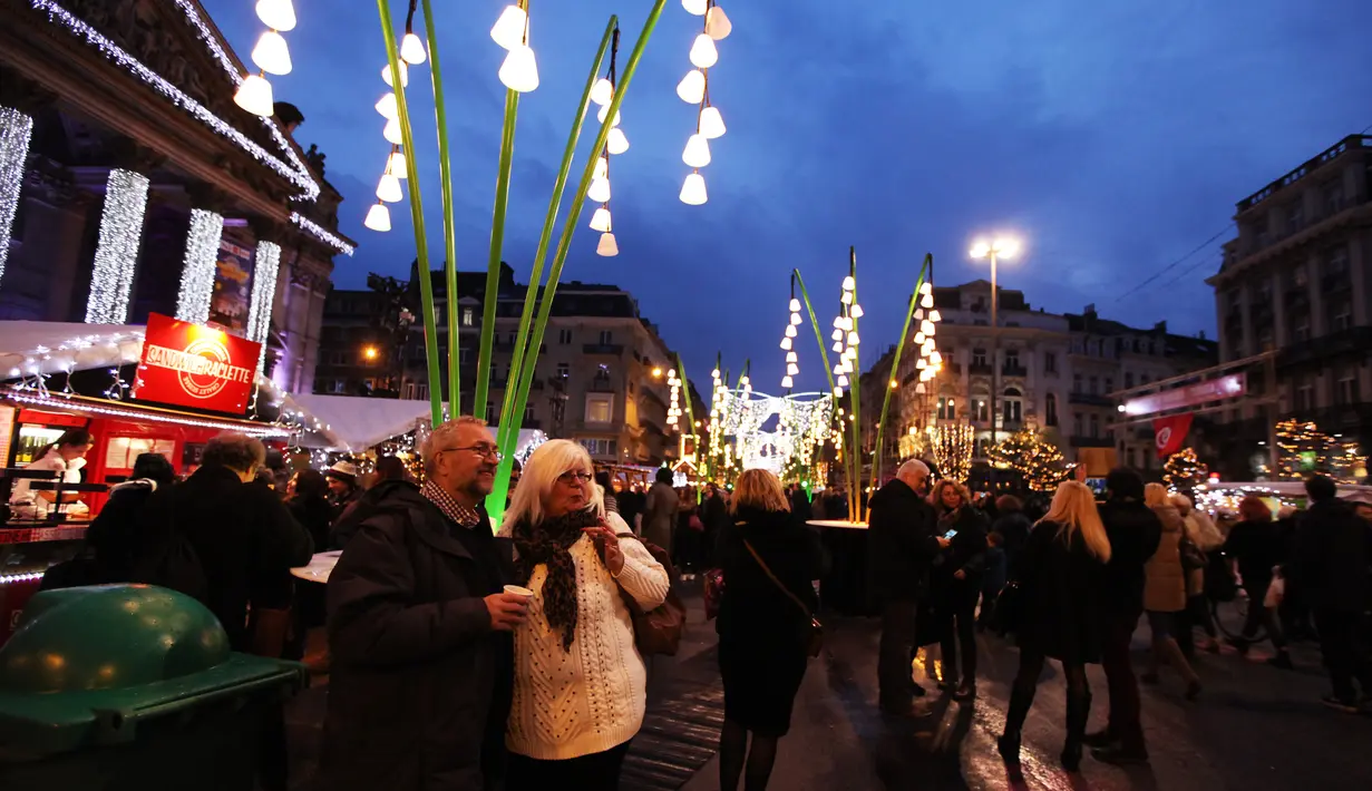 Wisatawan menikmati suasana pasar malam Natal khas Eropa atau Christmas Market di pusat kota Brussels, Belgia, Senin (14/12/2015). Acara yang bertema "Keajaiban Musim Dingin" ini berlangsung dari 27 November 2015 - 3 Januari 2016. (Arie Asona)