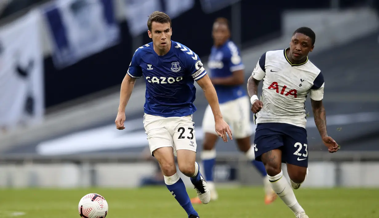 Pemain Everton, Seamus Coleman membawa bola dari kawalan pemain Tottenham Hotspur, Steven Bergwijn pada pertandinga Liga Inggris di i Stadion Tottenham Hotspur di London, Minggu, (13/9/2020). Everton menang 1-0 atas Totttenham. (Alex Pantling/Pool via AP)