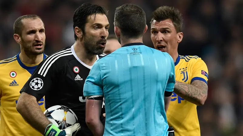 Gianlugi Buffon Semprot Wasit Michael Oliver