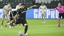 Gelandang Borussia Moenchengladbach, Lars Stindl, melakukan eksekusi penalti ke gawang Shakhtar Donetsk dalam laga lanjutan Liga Champions 2020/21 Grup B di Moenchengladbach, Jerman, Kamis (26/11/2020). Gladbach menang 4-0 atas Shakhtar. (AFP/Ina Fassbender)