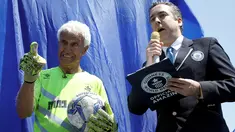 Isaak Hayik (73) menerima penghargaan Guinness World Records usai pertandingan Liga Bet South A (kompetisi kasta keempat di Israel) di  Or Yehuda, 5 April 2019. Penjaga gawang klub Ironi Or Huda itu mencetak rekor sebagai pesepak bola tertua yang bermain pada laga profesional. (REUTERS/Amir Cohen)