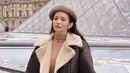 <p>Saat berlibur ke Paris ditengah musim dingin, Enzy menerapkan street style ala gadis Prancis. Paduan turtle nek, rok pendek, dan shearling jacket memberi kesan feminin. Paduan topi baret melengkapi penampilan. [Instagram/enzystoria]</p>