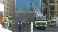 Kebakaran terjadi di pemondokan 502 di Hotel Gawhara Taljawar di kawasan Raudhah, Kota Mekah, Arab Saudi. (Liputan6.com/Wawan Isab Rubiyanto)