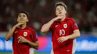 Kerja sama dua pemain Oxford United, Marselino Ferdinan dan Ole Romeny, berhasil membawa Timnas Indonesia unggul 1-0 atas Bahrain pada awal babak pertama, laga kedelapan putaran ketiga Grup C kualifikasi Piala Dunia 2026 di Stadion Utama Gelora Bung Karno, Jakarta, Selasa (25/3/2025) malam WIB. Umpan Marselino mampu dikonversikan Ole menjadi gol dengan sepakan kaki kanan. (Bola.com/Bagaskara Lazuardi)&nbsp;