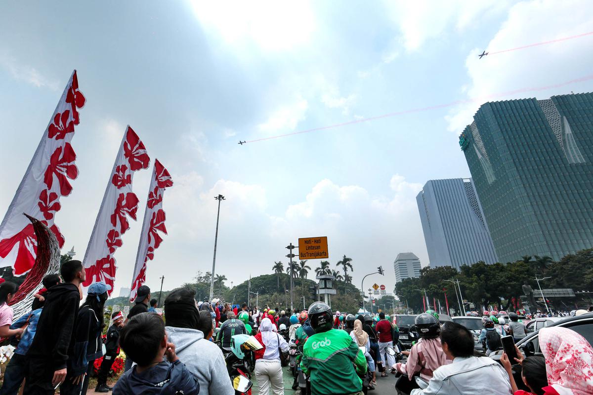 Warga Terpukau Atraksi Pesawat HUT RI