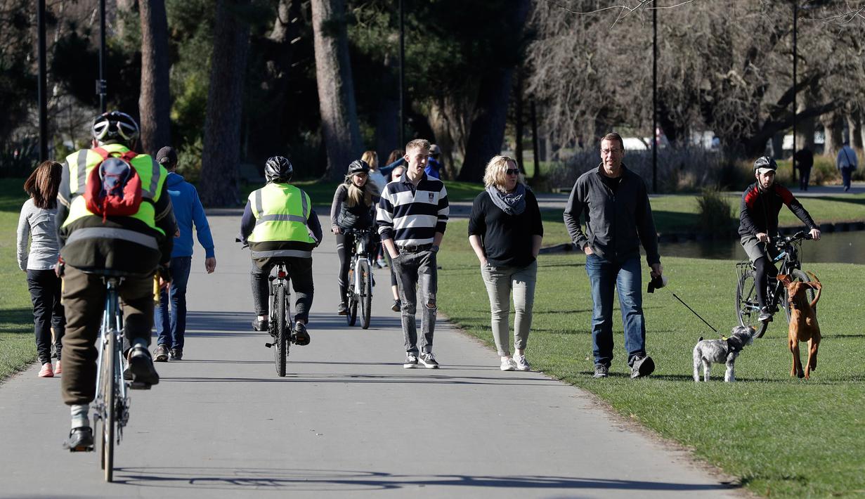 <p>Warga berolahraga di Taman Hagley di Christchurch, Selandia Baru pada Minggu (9/8/2020). Selandia Baru pada Minggu kemarin telah berhasil melewati 100 hari tanpa merekam kasus Virus Corona COVID-19 yang ditularkan secara lokal. (AP Photo/Mark Baker)</p>