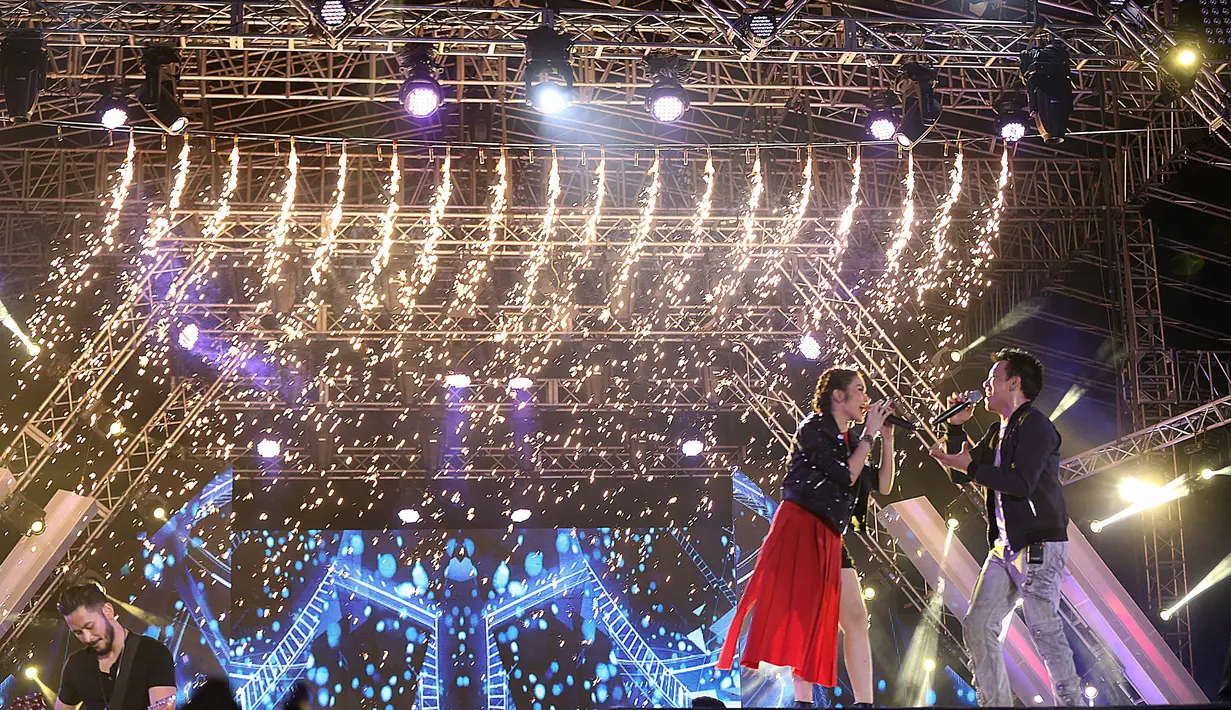 Acara bertajuk Gempita 2017 yang disiarkan secara langsung oleh SCTV itu dipadati penonton yang siap merayakan malam pergantian tahun. Ribuan penonton memadati area Pantai Karnaval, Ancol, Sabtu (31/12/2016) malam. (Nurwahyunan/Bintang.com)