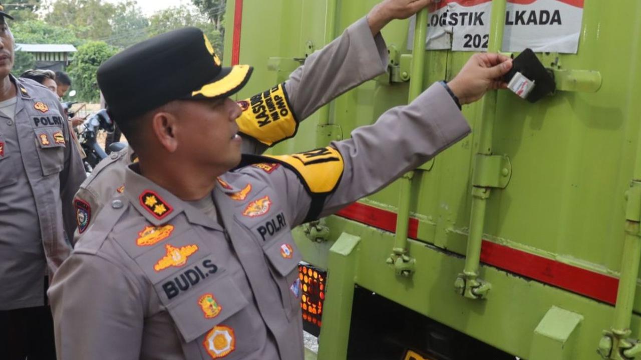Pastikan Aman, Kapolres Rohul Monitoring Kedatangan Logistik Pilkada 2024 di Gudang KPU