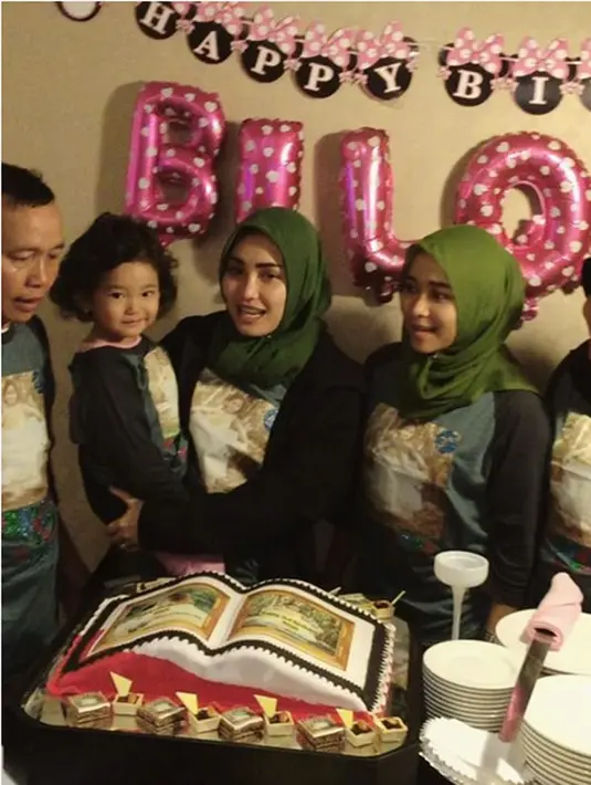 Sesuai rencana, Ayu merayakan ultah putrinya kali ini dilaksanakan di Tanah Suci. Dengan didampingi kedua orangtua Ayu serta adiknya. Selain itu, juga ada ustad yang ikut mendoakan ultah bilqis. (Instagram/ayutingting92)