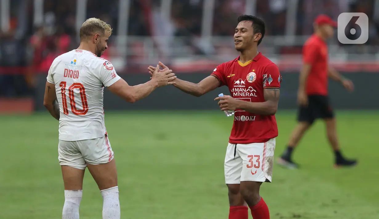 Pemain tengah Persija, Osvaldo Haay (kanan) bersalaman dengan pemain Borneo FC, Diogo Campos Gomes usai laga pekan pertama Shopee Liga 1 Indonesia 2020 di Stadion Gelora Bung Karno, Jakarta, Minggu (1/3/2020). Persija unggul 3-2. (Liputan6.com/Helmi Fithriansyah)