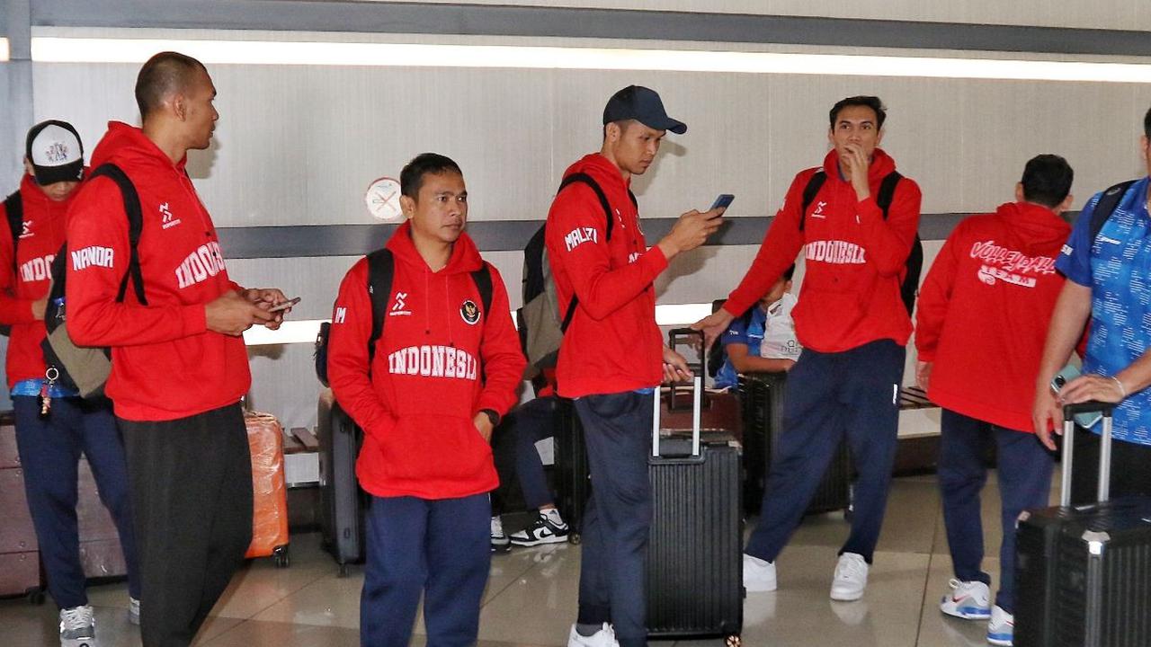 Saat tiba, timnas voli Indonesia keluar kompak dengan mengenakan jaket merah dengan lambang kebesaran timnas yakni burung garuda pada sisi kiri jaket.