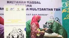 Anak-anak penerima manfaat mengikuti khitanan massal di Gedung MUI Kota Tangerang, Minggu (10/10/2021). Khitanan massal yang digelar PT Wahana Ottomitra Multiartha Tbk (WOM Finance) berkerjasama dengan Badan Amil Zakat Nasional (BAZNAS) diikuti 100 penerima manfaat. (Liputan6.com/HO/Rizki)