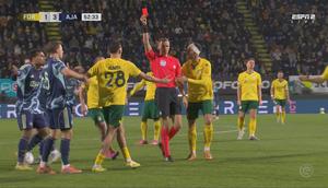 Justin Hubner mendapatkan kartu merah langsung dari wasit saat membela Fortuna Sittard di Eredivisie 2025/2026, Minggu (7/12/2025). Hubner melakukan tekel keras kepada pemain Ajax Amsterdam, Rayane Bounida. (Tangkapan layar dari ESPN)