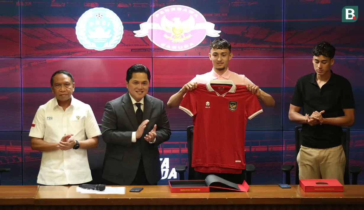 Pemain Naturalisasi, Ivar Jenner (kedua kanan) menerima jersey dari Ketua Umum PSSI, Erick Thohir didampingi Waketum PSSI, Zainudin Amali saat konferensi pers pengumuman resmi FIFA Matchday antara Timnas Indonesia melawan Argentina di ruang media Stadion Utama Gelora Bung Karno (SUGBK), Jakarta, Rabu (24/05/2023). (Bola.com/Bagaskara Lazuardi)