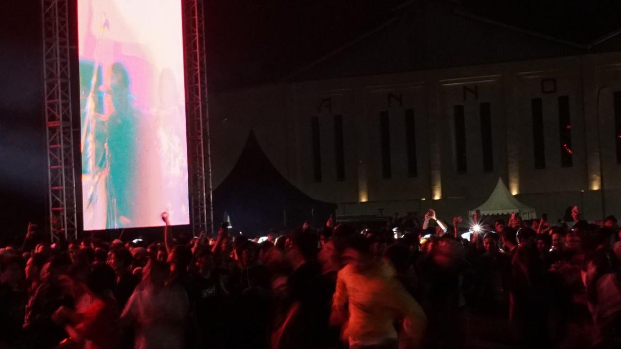 Band yang dipimpin oleh Stephanus Adjie ini membawakan lagu "Pasukan Babi Neraka" dan "Sambernyawa" berkolaborasi dengan klub kebanggaan Persis Solo yang belum lama dirilis.