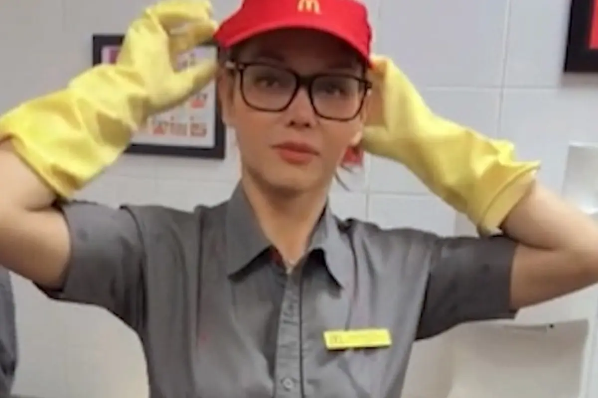 Bunda Corla saat menjadi karyawan McDonald's Jakarta (Liputan6.com - M. Altaf Jauhar)