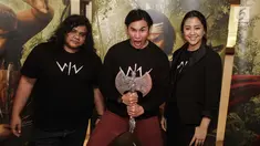 Vino G Bastian bersama Sherina Munaf dan Fariz Alfarazi dalam launching poster karakter film Wiro Sableng 212 di Jakarta, Selasa (13/2). Wiro Sableng diadopsi dari buku silat legendaris karya Bastian Tito. (Liputan6.com/Faizal Fanani)