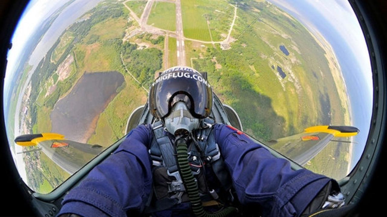 Aksi gila pilot miliarder foto selfie sambil kendarai Jet MiG 29
