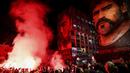 Para fans merayakan ulang tahun Diego Maradona di San Giovanni, Napoli, Minggu (30/10/2022). (Alessandro Garofalo/LaPresse via AP)