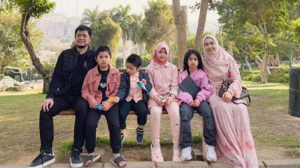 Kompak Berbusana Warna Pink, 5 Potret Oki Setiana Dewi Ajak Anak-Anak Main di Taman Kota Kairo