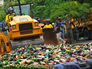 Sejumlah botol minuman keras dihancurkan Pemerintahan KotaTangerang, Minggu (28/2/2016). Penghancuran miras dalam rangka HUT Kota Tangerang ke-23. (Liputan6.com/Faisal R Syam) 