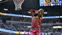 Forward Cleveland Cavaliers LeBron James melakukan slam dunk pada laga NBA 2017-2018 melawan Memphis Grizzlies di FedExForum, Jumat (23/2/2018) atau Sabtu (24/2/2018) WIB. (AP Photo/Brandon Dill)