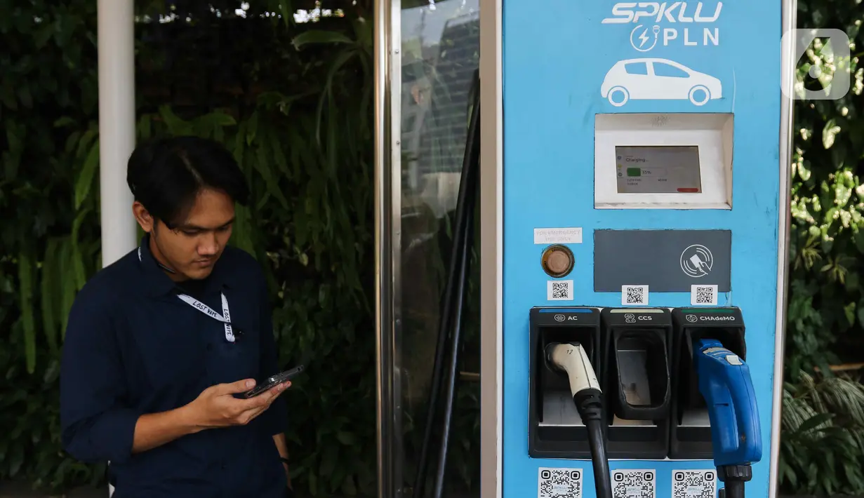 Penjualan mobil listrik secara nasional terus meningkat. (Liputan6.com/Herman Zakharia)