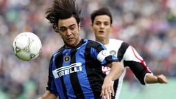 2. Alvaro Recoba, didatangkan Inter Milan saat usia 21 tahun dari klub Uruguay, Nacional seharga 14,45 juta pounds. Striker dengan tinggi 179 cm ini berhasil meraih dua gelar Serie A dan sebuah trofi Piala Winner. (AFP/Paco Serinelli) 