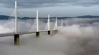 Para penduduk di Prancis seringkali berkendara sambil melihat hamparan awan ketika menyeberangi jembatan tertinggi di dunia.