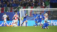 Para pemain Italia merayakan gol yang dicetak oleh Mattia Zaccagni ke gawang Kroasia dalam duel matchday terakhir Grup B Euro 2024 di Leipzig Stadium, Selasa (25/6/2024). (AP Photo/Ebrahim Noroozi)