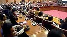 Kecewa dengan ketidakhadiran Menko Perekonomian Hatta Rajasa, enam anggota Komisi XI dari Fraksi PDIP memilih walkout dari raker dengan Menkeu Sri Mulyani.