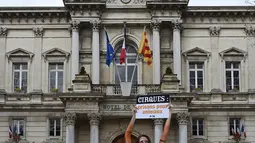 Model sekaligus Aktivis PETA, Juliana Marques saat melakukan aksi mengecat tubuhnya menyerupai harimau di Avignon, Prancis, (11/2). Menurut Marques pertunjukkan sirkus dianggapnya mengeksploitasi binatang demi keuntungan. (AFP Photo / Boris Horvat)
