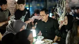 Bukan hanya bersama istri dan anak, momen kejutan ultah Sahrul juga dihadiri oleh keluarga besar. Mereka merayakannya dengan makan malam bersama. Canda tawa menghiasi suasana yang penuh kehangatan tersebut. Dine Mutiara sebagai inisiator di balik kejutan untuk suaminya itu pun merasa puas. (Liputan6.com/IG/@dine.pearl)