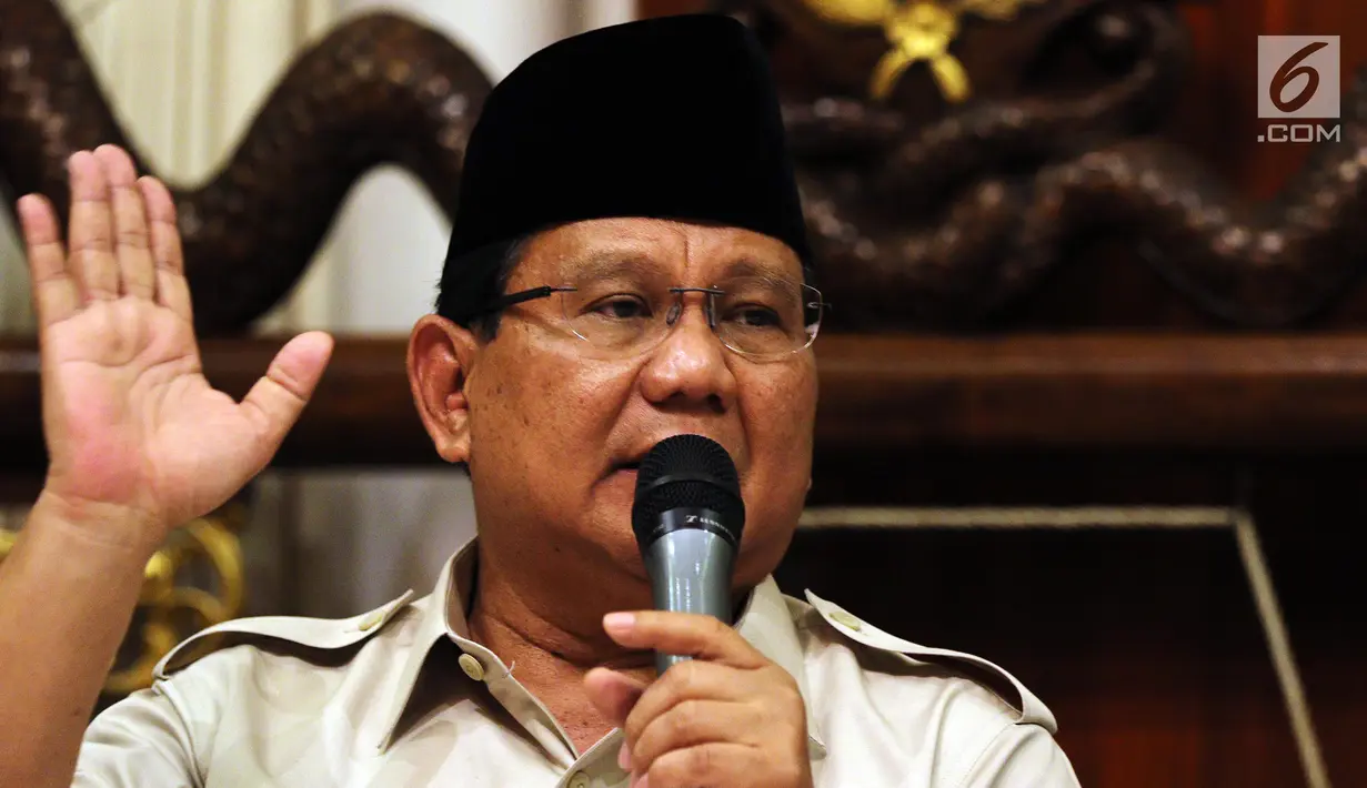 Bakal calon presiden Prabowo Subianto mengkritisi kondisi ekonomi terkini di Jalan Kertanegara, Jakarta, Jumat (7/9). Prabowo Subianto  merasa prihatin atas kondisi melemahnya nilai tukar rupiah terhadap dolar Amerika Serikat. (Liputan6.com/Johan Tallo)
