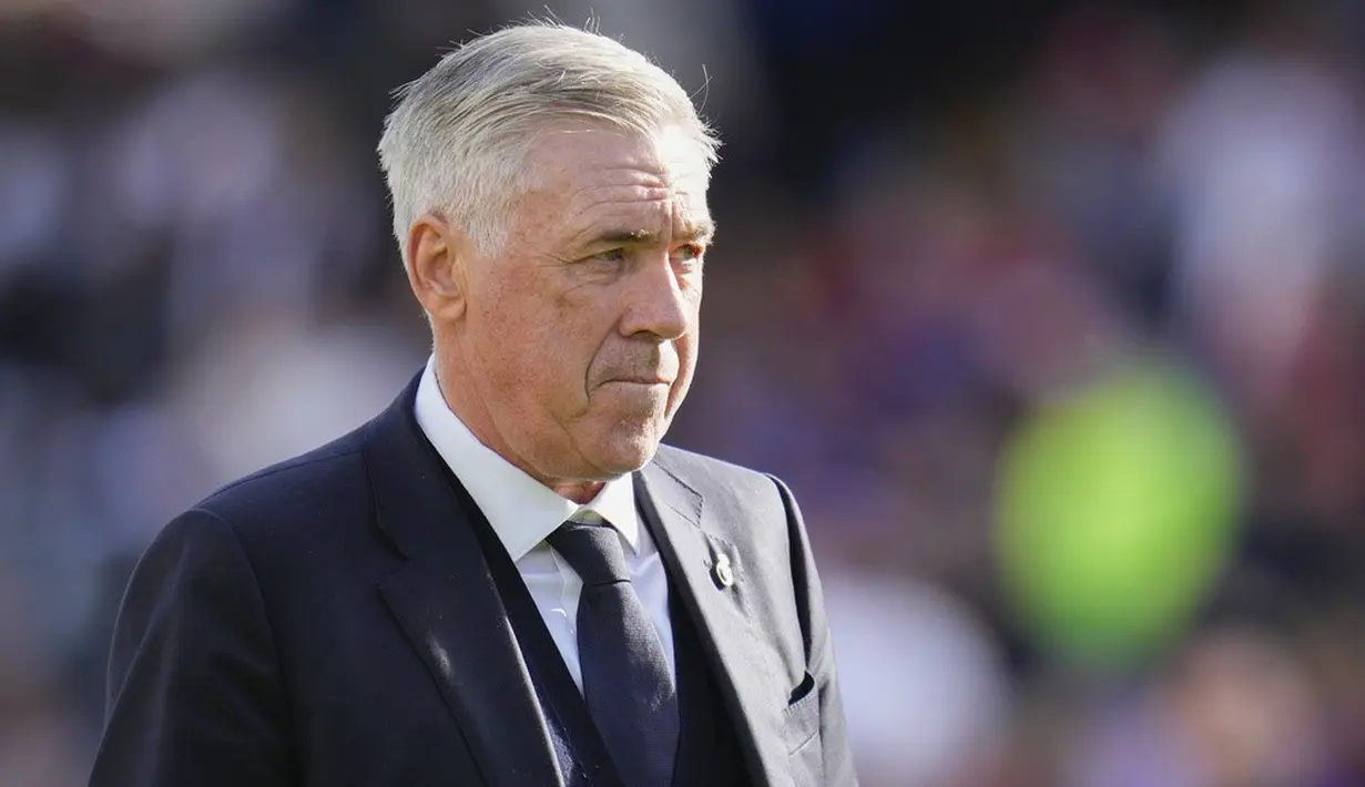 Pelatih Real Madrid, Carlo Ancelotti, tampak kecewa saat ditahan imbang Rayo Vallecano pada laga pekan ke-25 La Liga 2023/2024 di Estadio de Vallecas, Minggu (18/02/2023). Hasil ini membuat Madrid mengemas 62 angka dari 25 laga dan masih bertahan di peringkat satu Liga Spanyol 2023/2024. (AP Photo/Manu Fernandez)